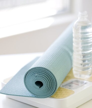 La centrifuga può deformare il tappeto, preferibile immergerlo in acqua con detersivo per un lavaggio leggero. Se proprio non si può fare a meno della lavatrice meglio usare un detersivo e un lavaggio delicato.