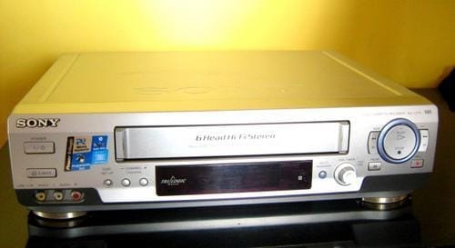 Negli anni '80 in tutte le case italiane arrivò l'apparecchio di videoregistrazione domestica. Sul finire degli anni novanta l'introduzione nel mercato dei DVD registrabili e di ulteriori sistemi di registrazione digitale (Hard Disk, memorie flash) ha progressivamente ridotto la fetta di mercato del VHS fino ad azzerarla; oggi non vengono più prodotte VHS con contenuti preregistrati, ed è ce