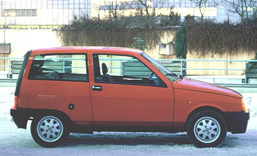 La Autobianchi Y10 era un'autovettura utilitaria italiana prodotta dal 1985 al 1995 ed è l'ultimo modello prodotto con il marchio "Autobianchi".