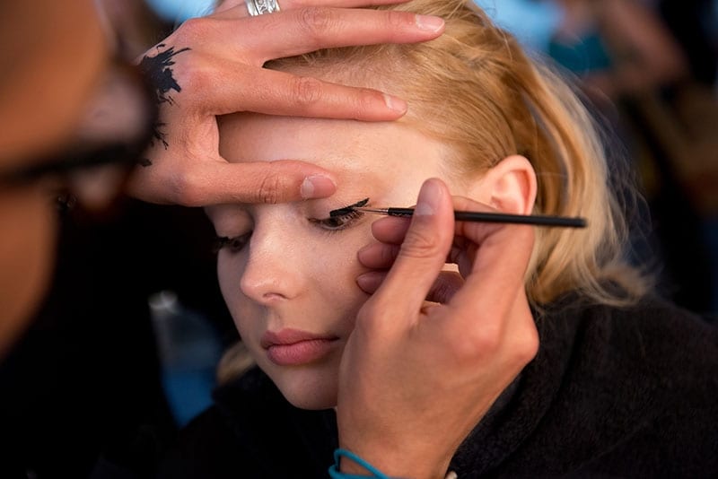 Il make up è naturale con focus sugli occhi con un eye liner grafico