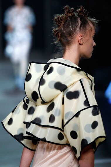 Look capelli estroso e stravagante con torciglioni fissati al centro della testa