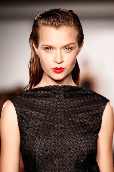 Look raffinato e sofisticato con labbra rosse e blush pesca. Sugli occhi immancabile il mascara