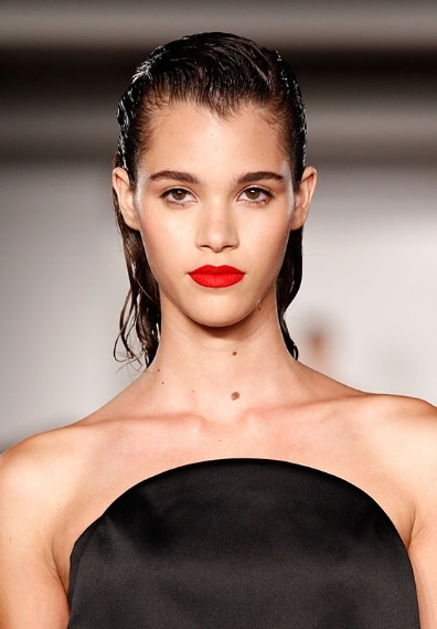 Per i capelli sceglie l'effetto wet