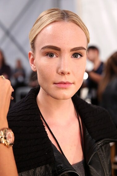 Il make up semplice, ma il focus è sulle sopracciglia