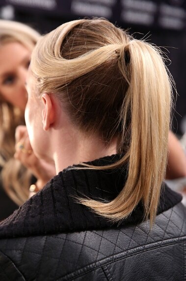 Coda di cavallo con una particolare ciocca laterale raccolta dietro la nuca