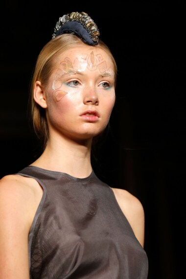 A colpire sono senza dubbio il tatuaggio in silicone trasparente applicato sulla fronte delle modelle e l'accessorio gioiello posizionato al centro della testa come se fosse una cresta.