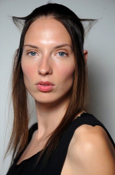 Un make up estremamente naturale abbinato ad un hair look alquanto insolito