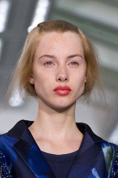 Il make up è nude con un unico accento di colore fragola sulle labbra: il look è slavato e triste