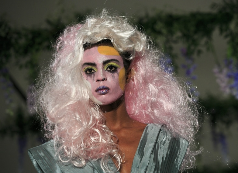 La maestria dei make up artist è stata davvero notevole nel ricreare visi colorati ed estrosi