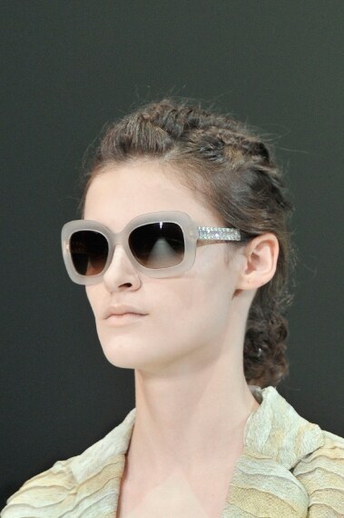 Gli occhiali con stanghette ricoperte di punti luce