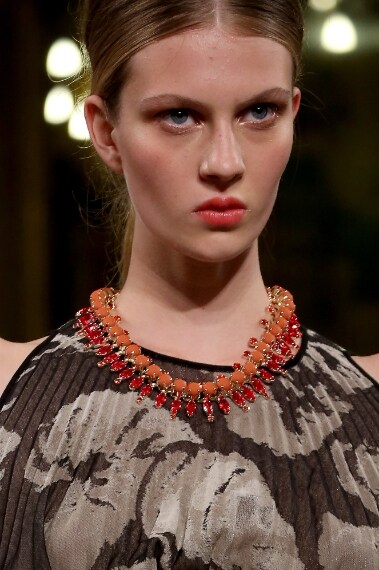 Il collier con cristalli colorati