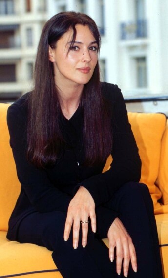 Giovanissima con un look total black