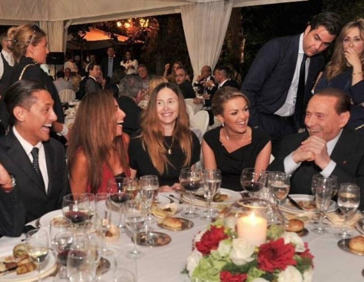 Noemi e Silvio allo stesso tavolo durante la cena di autofinanziamento di Forza Italia.