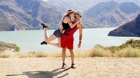 La coppia che si bacia in tutto il mondo