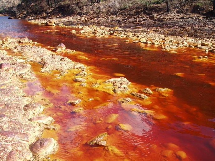 Il Tinto è un fiume del sud-ovest della Spagna, che ha origine nelle montagne della Sierra Morena in Andalusia.