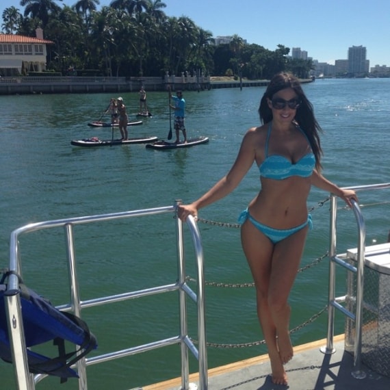 Claudia Romani si gode gli ultimi raggi di sole su un molo.