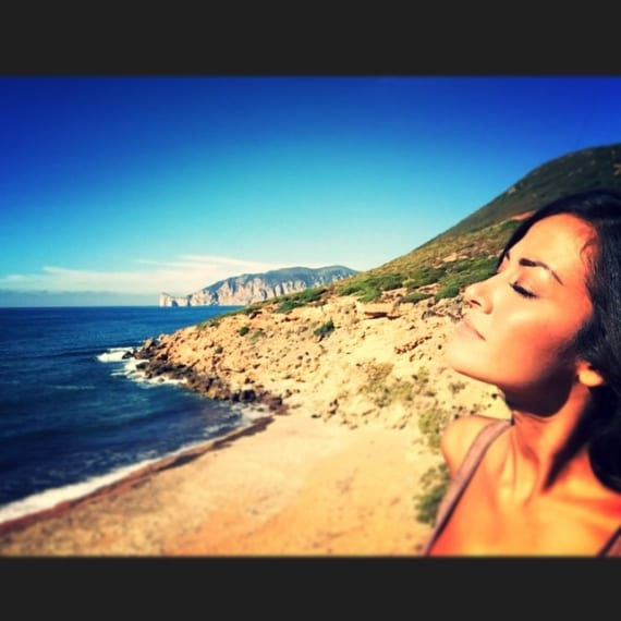 Nonostante ottobre stia per volgere al termine, la Sardegna dona alla showgirl un bel sole e una spiaggia dorata.