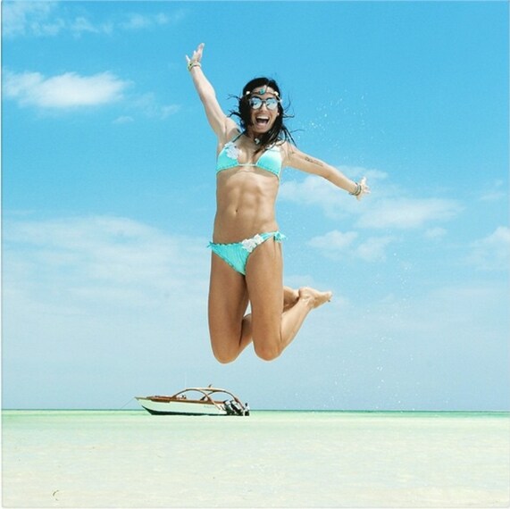 La showgirl è in vacanza a Malindi.