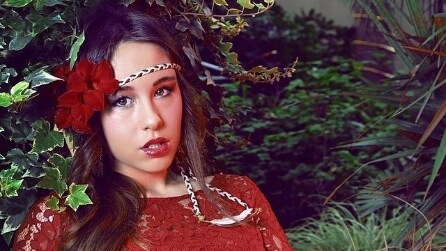 Aurora Ramazzotti, nuova icona fashion in posa come una modella