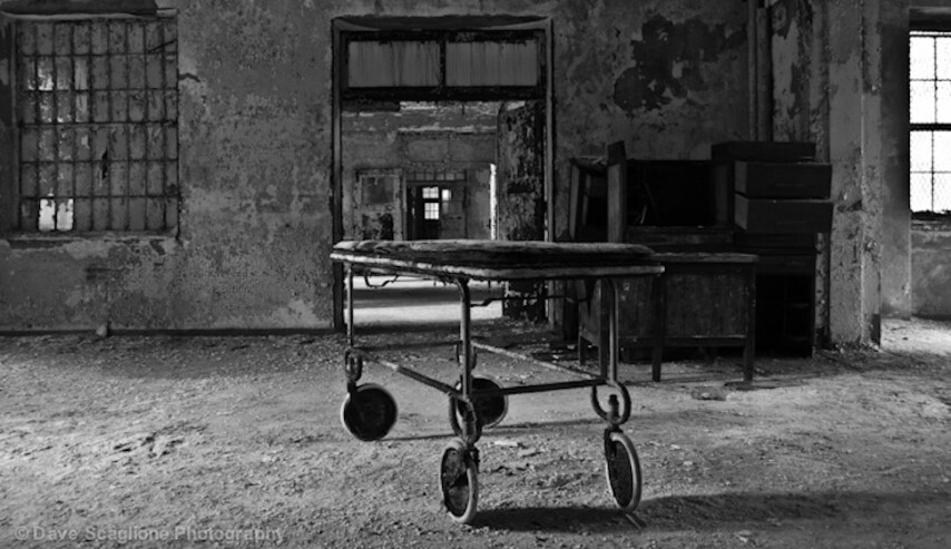 Cotton credeva che tutte le malattie mentali fossero causate da infezioni, e cominciò a eseguire interventi chirurgici invasivi su pazienti, nel tentativo di curare la loro malattia.