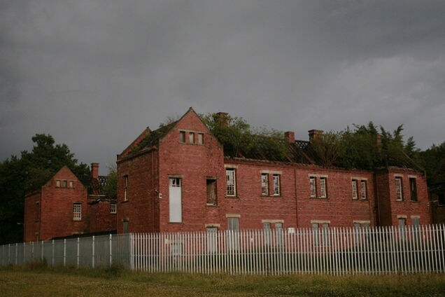 Whittingham Hospital di Londra era una volta il più grande istituto mentale in Gran Bretagna, ed è stato un pioniere nell'uso di elettroencefalogrammi. Ma l'eredità del ospedale è stato contaminato per sempre nel 1965, quando una serie di bizzarre accuse contro il personale della divisione di San Luca ha cominciato ad emergere .
