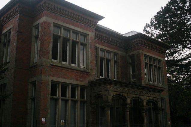 Documenti accertati hanno dimostrato che i pazienti venivano nutriti spesso con cibo misto a "sbobba", che venivano bloccati nel cortile durante tempo inclemente, che venivano messi a letto indossando solo giubbotti, che alcuni pazienti sono stati bloccati fuori dei bagni.