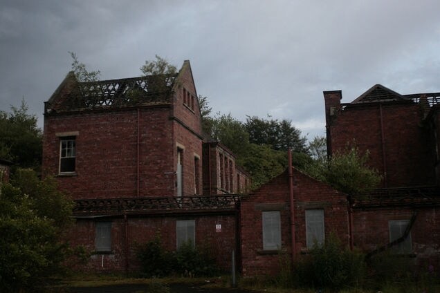 L'inchiesta ufficiale sulla questione è arrivata dopo che un infermiere è stato condannato per omicidio colposo di uno dei pazienti anziani che aveva aggredito. L'ospedale ha chiuso nel 1995, e la maggior parte degli edifici è ancora in piedi e in stato di abbandono e degrado.