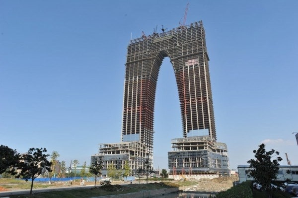 La "torre mutandoni" come viene presa in giro da molti netizen, è conosciuta anche come la "Porta d'Oriente" ed è attualmente in fase di rapida costruzione.