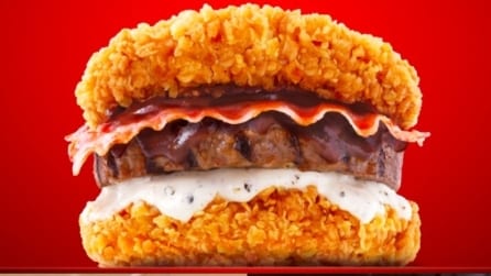 Il mega-hamburger col pollo fritto al posto del pane