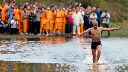 Shi Liliang, il monaco buddista che cammina e corre sull'acqua