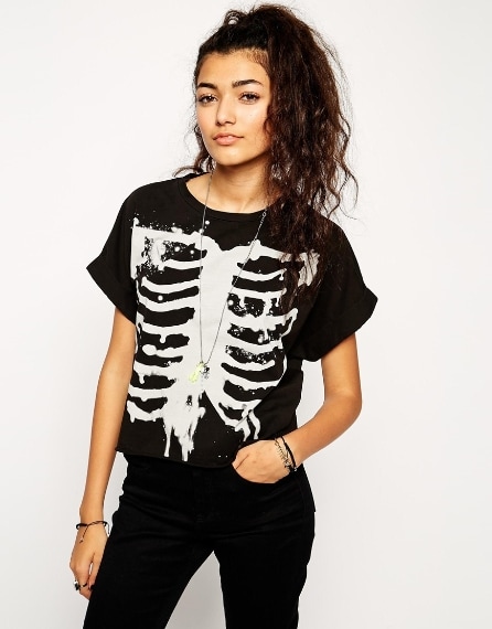 T-shirt con scheletro effetto candeggiato per Halloween 25,71 euro