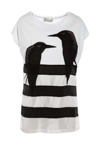 La T-shirt in limited edition in Black& White prende spunto dal cult thriller “The Birds” di Alfred Hitchcock, e rende protagonisti i celebri crows