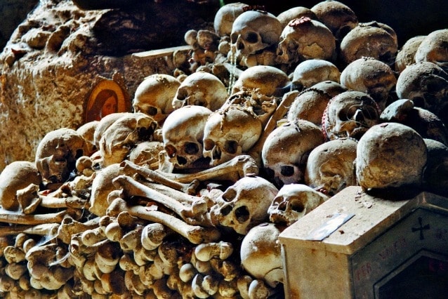 Il Cimitero delle Fontanelle di Napoli accoglie 40.000 resti di persone vittime della grande peste del 1656 e del colera del 1836. Ed è uno dei luoghi più suggestivi e agghiaccianti di Napoli e d'Italia.