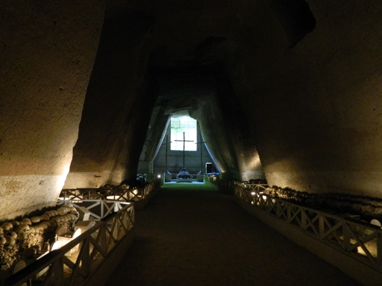 'Restai colpito dallo spettacolo che si offriva ai miei occhi. In due larghe gallerie, alte una dozzina e lunghe un centinaio di metri, vi erano allineati migliaia e migliaia di crani e di ossa, illuminati da migliaia di candele. Le ossa sono tutte ben ordinate per tipo e ammassate in precise forme geometriche tranne alcuni crani che sono racchiusi in bacheche di legno o di marmo' Roger Peyrefitte