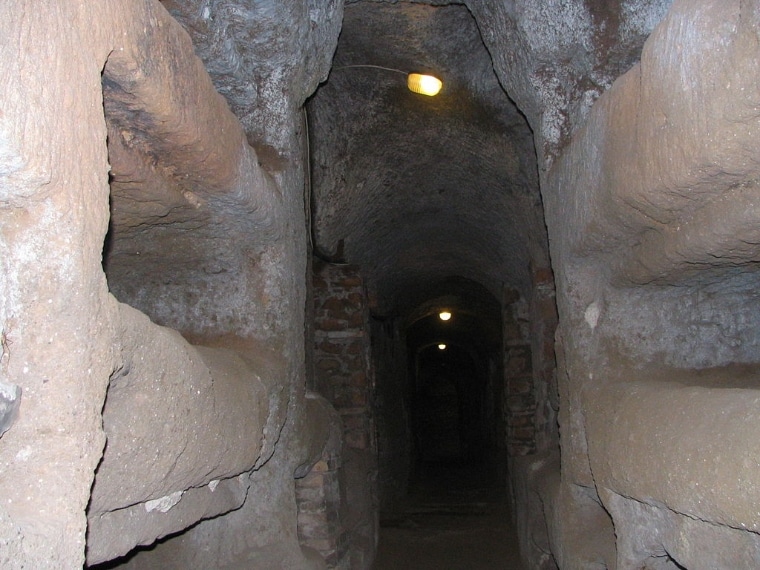 Le catacombe sono sorte verso fine del II secolo, con alcuni ipogei cristiani privati e da un'area funeraria direttamente dipendente dalla chiesa romana.