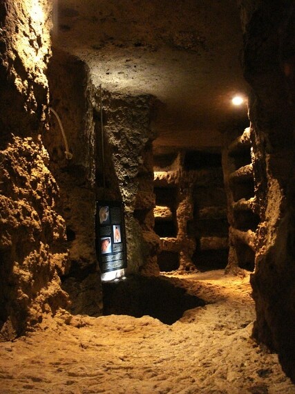 Assieme alle Catacombe di Santa Lucia, quelle di San Giovanni costituiscono la parte più facilmente visitabile di tutto il complesso delle catacombe di Siracusa, che per estensione e articolazione è secondo solo a quello di Roma. L'atmosfera che aleggia questo luogo sotterraneo è straordinaria, ricca di fascino e mistero.
