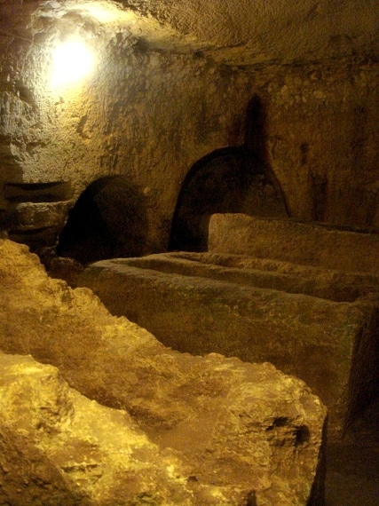 Per risparmiare lavoro, le gallerie della Catacomba di San Giovanni di Siracusa furono aperte seguendo inizialmente il tracciato di un acquedotto greco ormai in disuso, che fu allargato fino alle dimensioni attuali. Uno “spettacolo” alquanto macabro con scheletri vestiti e allineati perfettamente nelle catacombe suddivise per genere, età, tipologie varie.