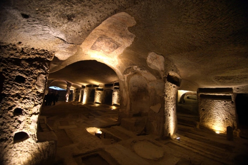 Le Catacombe di San Gennaro sono antiche aree cimiteriali sotterranee risalenti al II secolo e rappresentano il più importante monumento del Cristianesimo a Napoli.