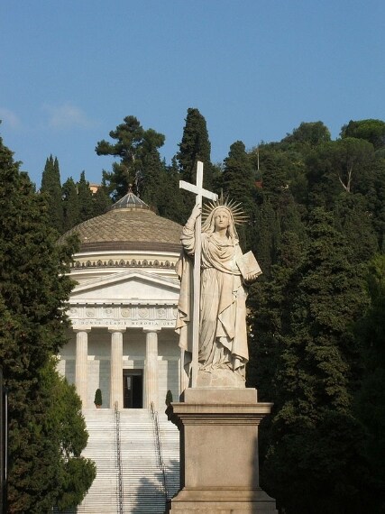 Il cimitero monumentale di Staglieno è il maggiore luogo di sepoltura di Genova ed è uno dei cimiteri monumentali più importanti d'Europa. Per la vastità dei suoi imponenti monumenti funebri è considerato un vero e proprio museo a cielo aperto.