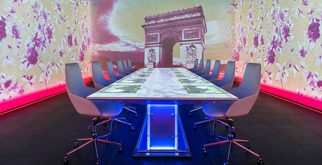 Situato nell'Hard Rock Hotel di Ibiza, Sublimotion è parte ristorante e parte performance teatrale. I commensali sono seduti ad un tavolo comune in una lunga stanza senza finestre, dove le pareti fungono da tele di proiezione di opere d'arte. La temperatura, umidità, illuminazione, musica e i suoni ambientali sono tutti modificati con ogni piatto del pasto di 20 portate.