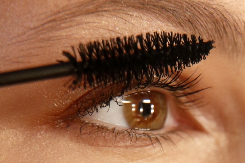 1Fai bollire 10 grammi di fiori di fiordaliso, camomilla, foglie d’ortica e foglie di salvia e una volta intiepidito immergi un dischetto di cotone nell'infuso e tamponalo delicatamente sulle ciglia