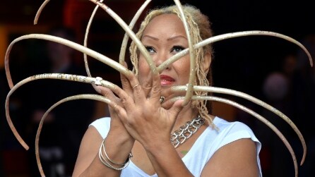 Ayanna, la donna con le unghie lunghissime