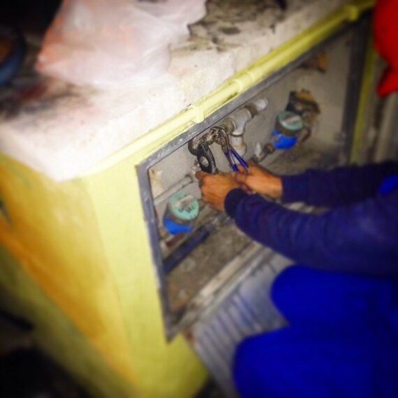 Vestiti da Super Mario ieri i Gruppi di Allaccio Popolare sono entrati in azione per la prima volta. Dopo aver occupato lo scorso venerdì la sede di Acea, vestiti dal più popolare idraulico del mondo dei videogiochi, hanno riattaccato l'utenza ad una famiglia con tre minori ed una persona parzialmente invalida. Da un mese erano senza acqua perché non riuscivano a saldare una modesta morosità con l