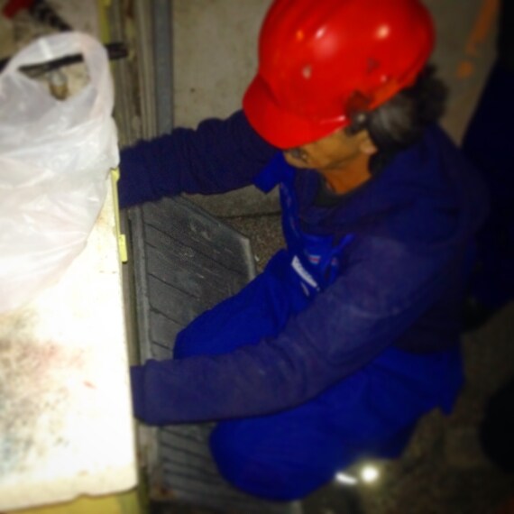 Vestiti da Super Mario ieri i Gruppi di Allaccio Popolare sono entrati in azione per la prima volta. Dopo aver occupato lo scorso venerdì la sede di Acea, vestiti dal più popolare idraulico del mondo dei videogiochi, hanno riattaccato l'utenza ad una famiglia con tre minori ed una persona parzialmente invalida. Da un mese erano senza acqua perché non riuscivano a saldare una modesta morosità con l