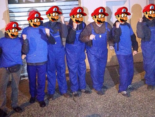 Vestiti da Super Mario ieri i Gruppi di Allaccio Popolare sono entrati in azione per la prima volta. Dopo aver occupato lo scorso venerdì la sede di Acea, vestiti dal più popolare idraulico del mondo dei videogiochi, hanno riattaccato l'utenza ad una famiglia con tre minori ed una persona parzialmente invalida. Da un mese erano senza acqua perché non riuscivano a saldare una modesta morosità con l