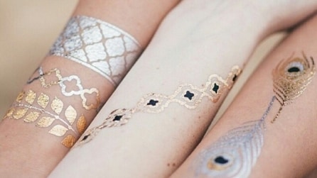 Tatuaggi metallici, la nuova moda dei disegni temporanei
