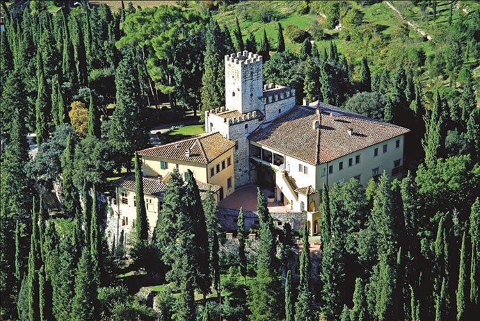 Sviluppato su 19,8 ettari, la struttura dispone di alberi secolari, un giardino recintato, e una cappella con affresco. Il prezzo è disponibile su richiesta presso la Aylesford International, (011-44) 207-349-9772.