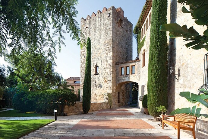 Can Amat è un castello gotico nei pressi di Barcellona, ​​che risale al 17° secolo, con una torre di tre stanze dell'11° secolo. La residenza di sei camere da letto è stata ristrutturata e comprende due cucine, un ufficio e una terrazza. La struttura dispone di una casa del custode, una cappella del 9° secolo, e due garage con 20 posti auto. Si affitta a 6.836 mila dollari. Amat lusso, (011-34)