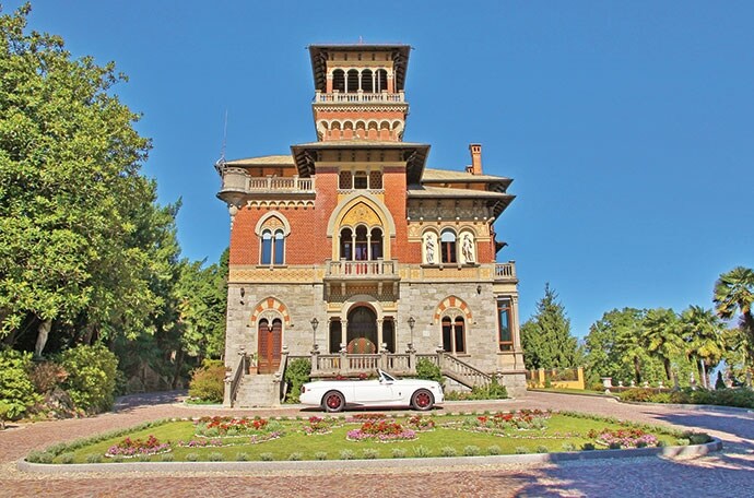 Questo castello da sette camere da letto, soggiorno in stile Liberty, è stato costruito nel 1914 in Piemonte. La villa a tre piani ha i pavimenti a mosaico, soffitti alti, una cantina, una palestra, e una master suite con spogliatoio e due bagni.