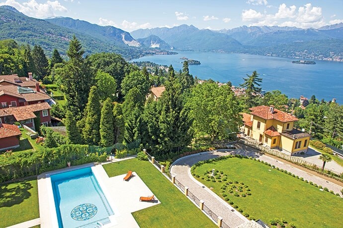 La torre permette una vista a 360 gradi della zona e del Lago Maggiore. 8.615 mila dollari d'affitto a settimana. Mayfair internazionale, (011-39) 0323-32.737.